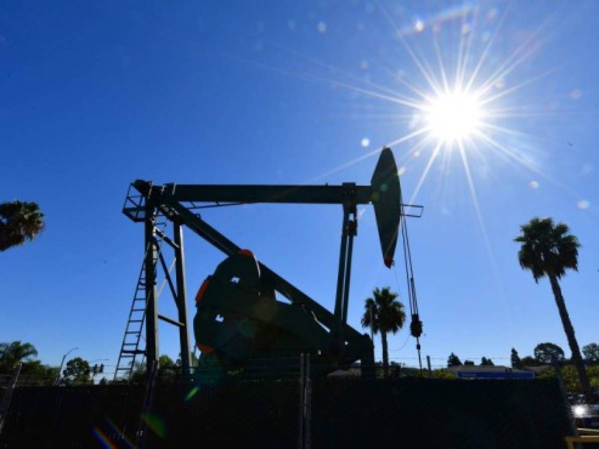 AIE prevé aumento de producción mundial de petróleo a partir de julio