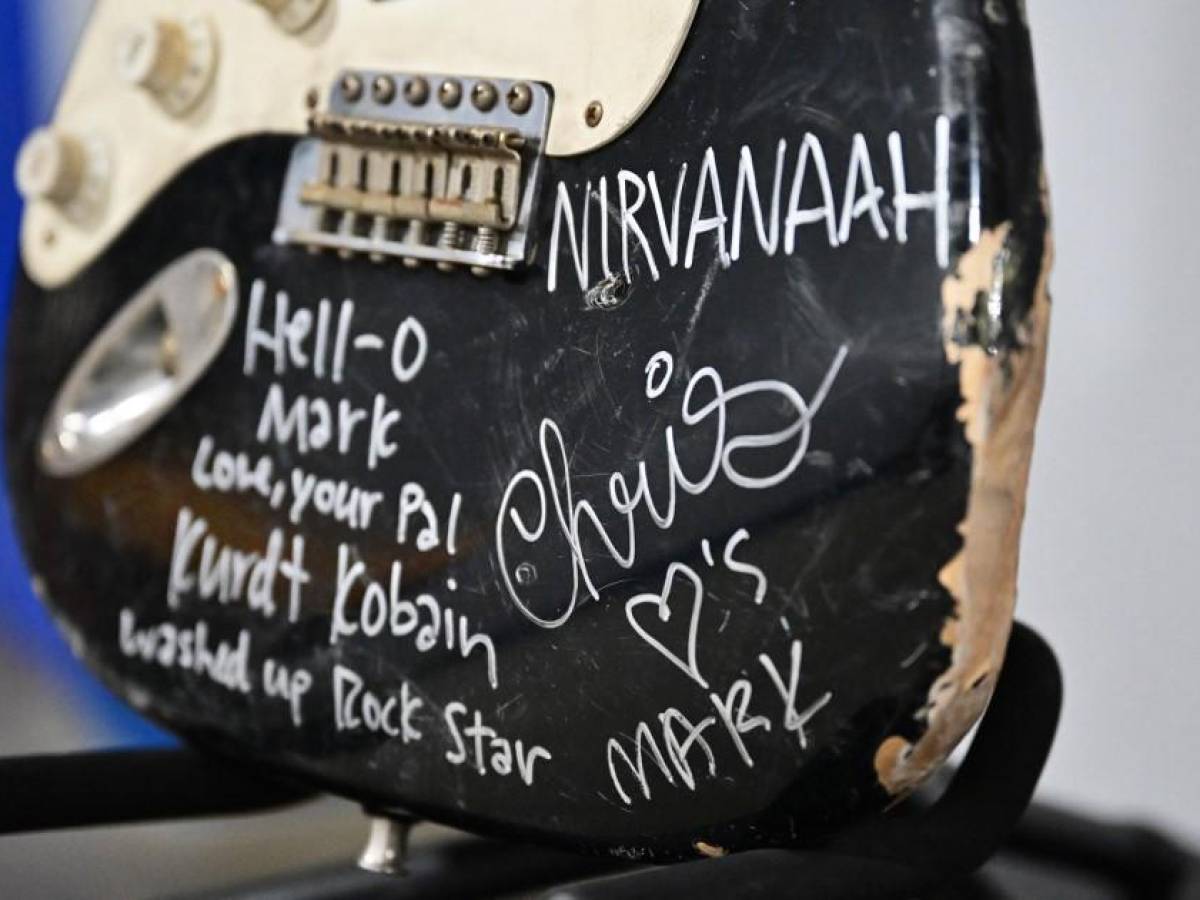 Guitarra destrozada por Kurt Cobain subastada en casi US$ 600.000
