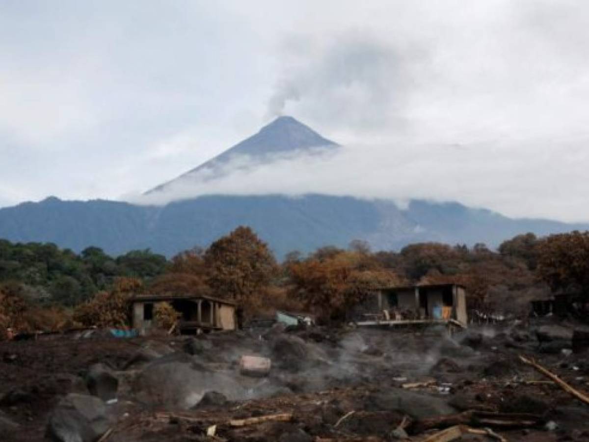 Denuncian abandono estatal para buscar a soterrados por volcán en Guatemala