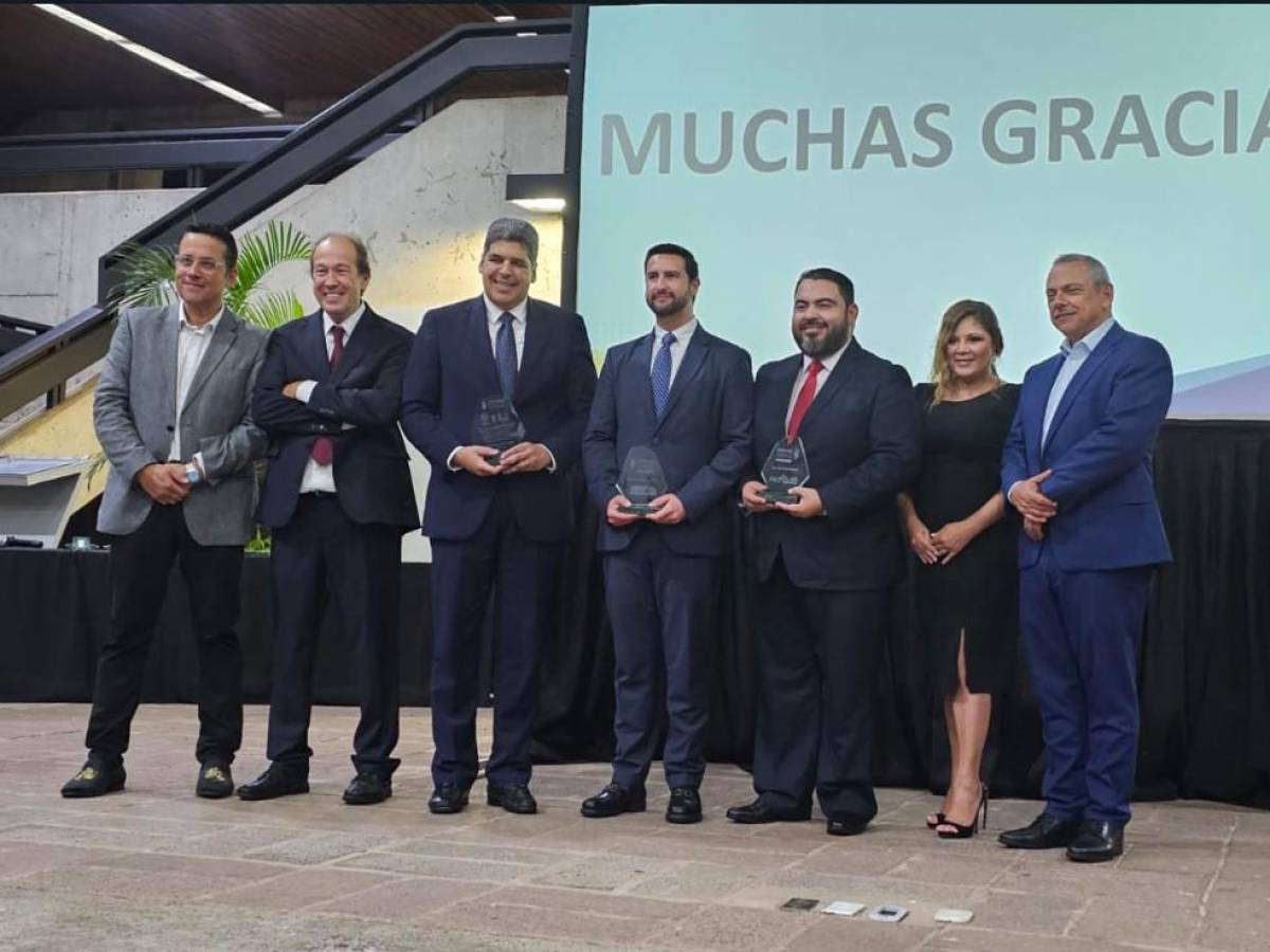 Líderes financieros e Innovadores de Centroamérica y el Caribe galardonados con el ‘Awards of Happiness’