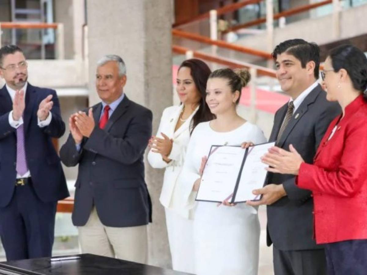 Costa Rica: Carlos Alvarado firma Ley que recorta 'pensiones de lujo'