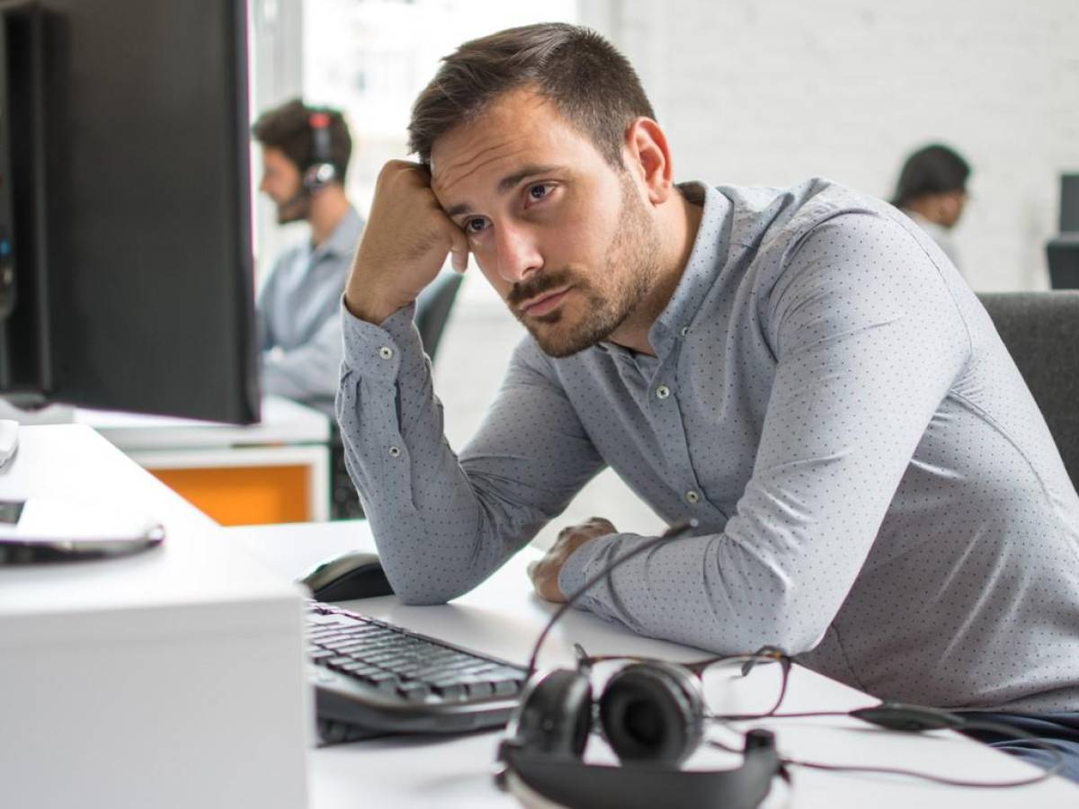 Estudio: Ganar más dinero eleva la felicidad, pero no necesariamente en el trabajo