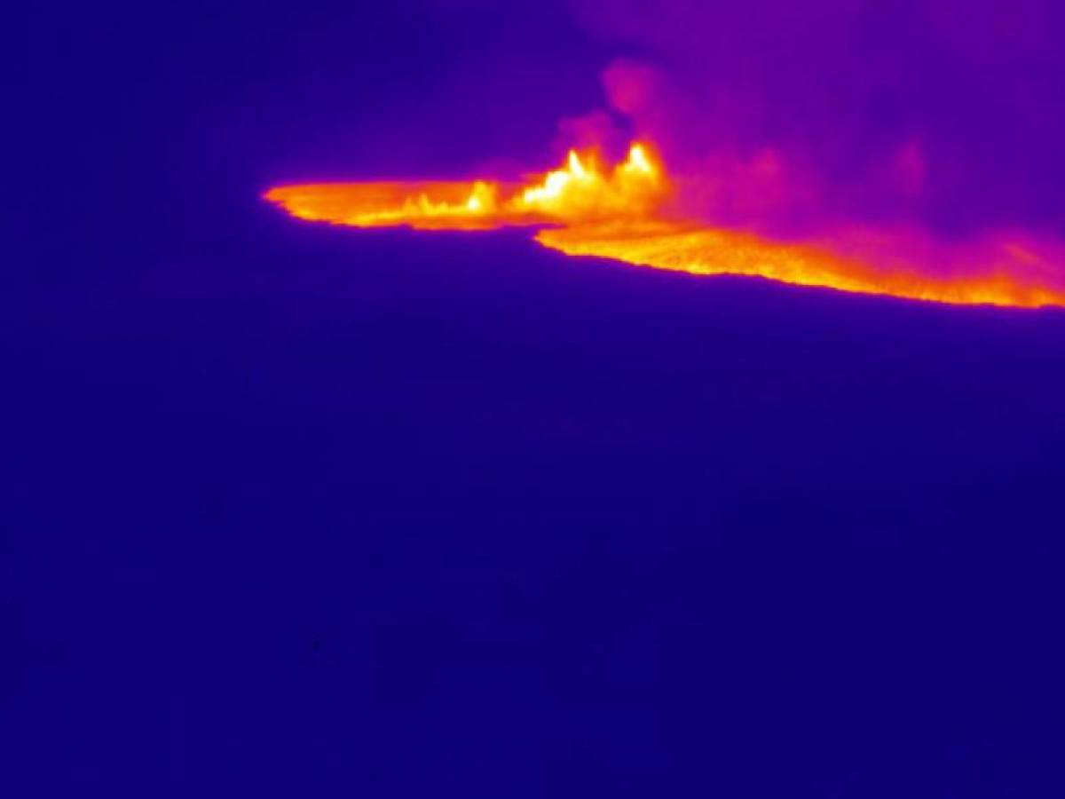 El volcán más grande del mundo entra en erupción en Hawái