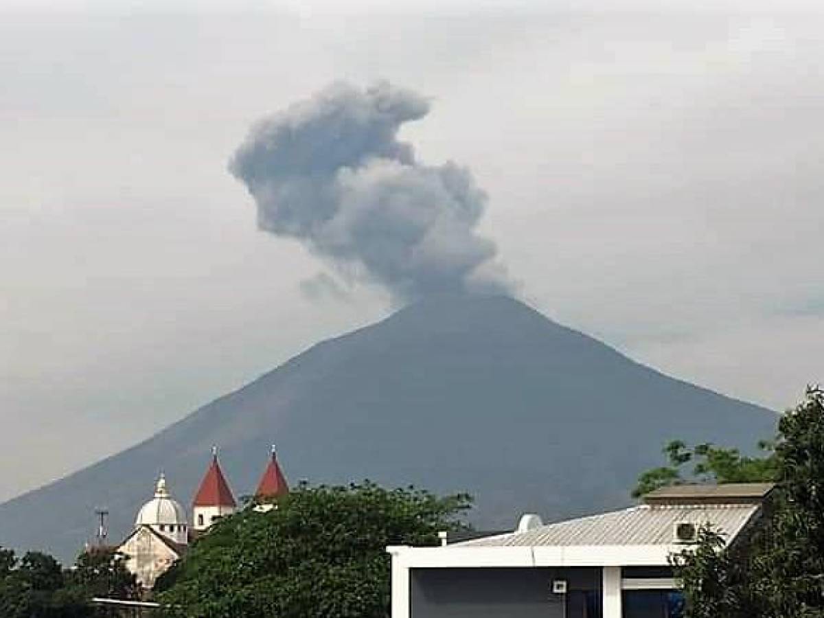 Volcán en el oriente de El Salvador registra nuevamente fuertes explosiones
