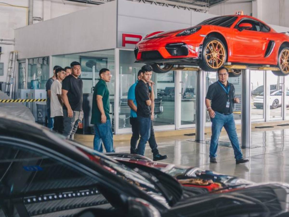 Estudiantes de mecánica automotriz son parte del Porsche Center El Salvador