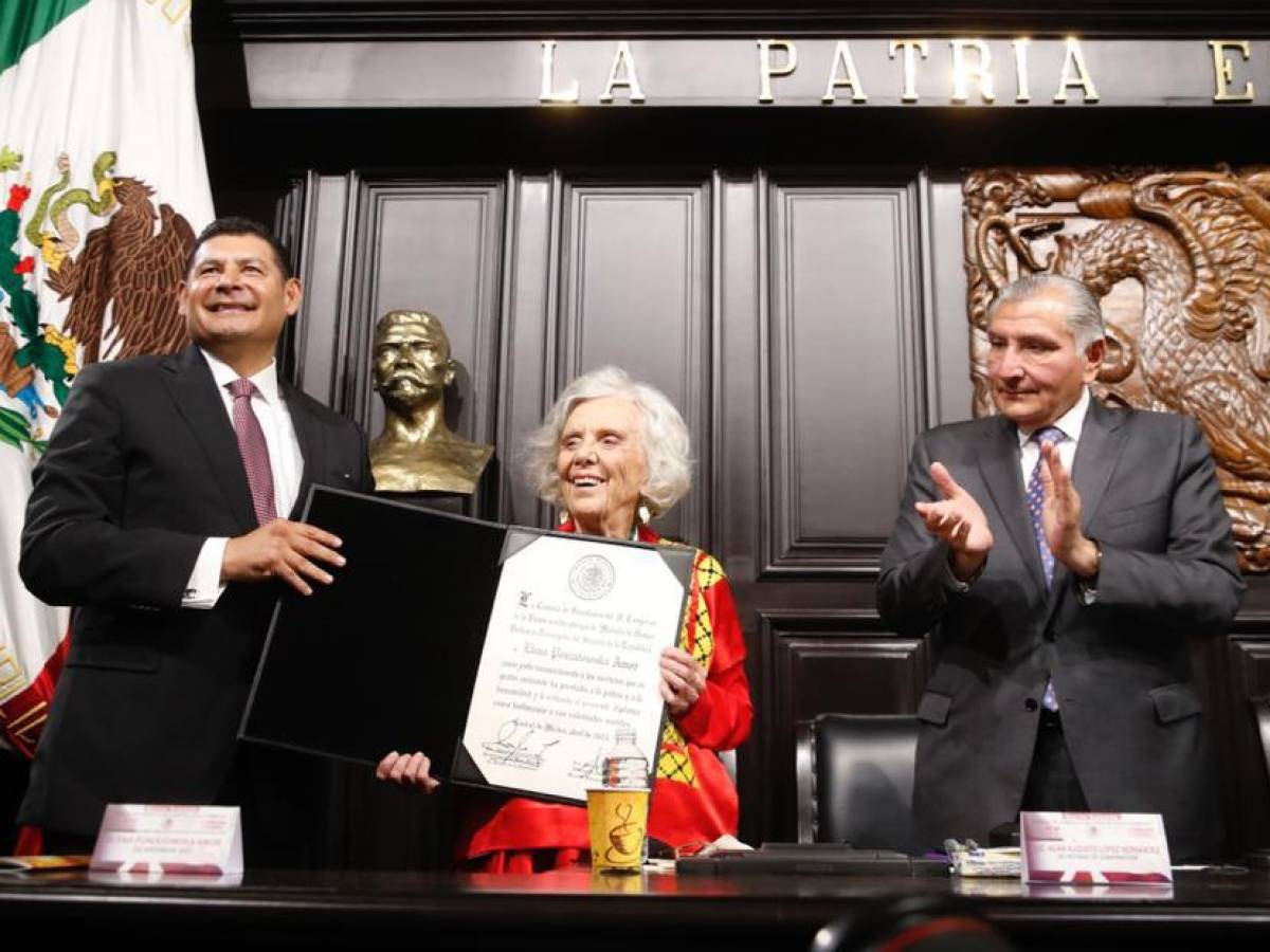 Escritora Elena Poniatowska recibe máxima distinción en México