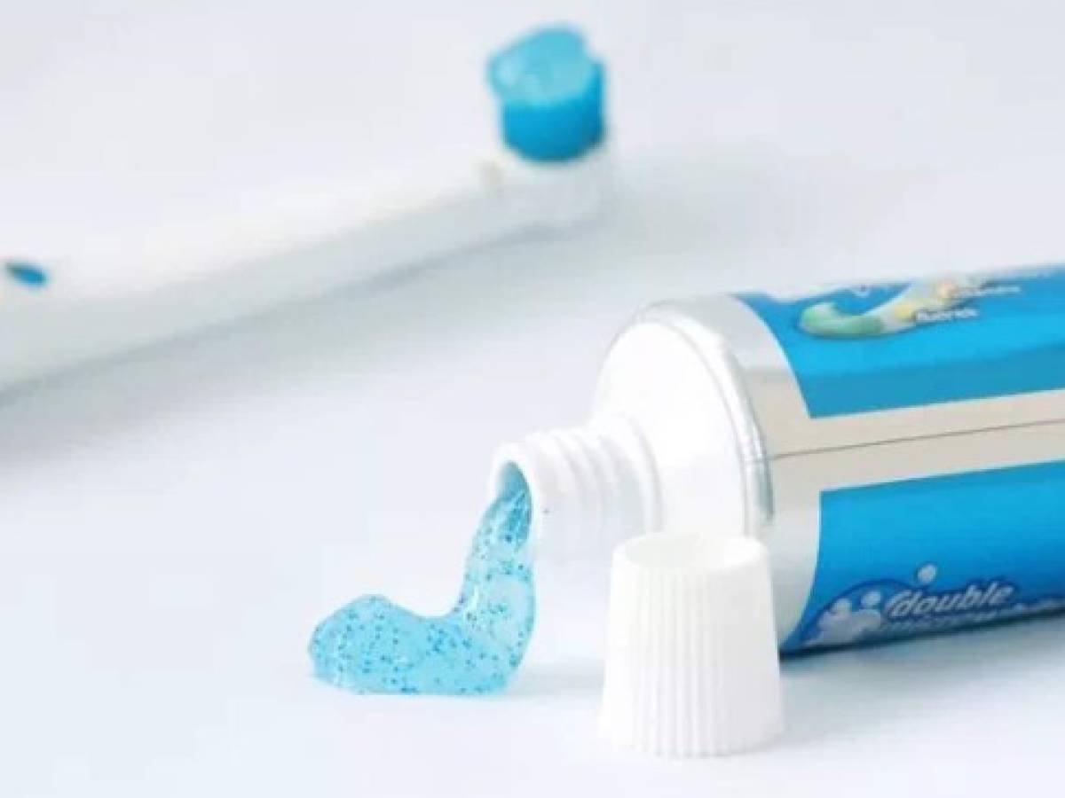 Japón prohíbe uso de microplásticos (como el usado en pastal dental)