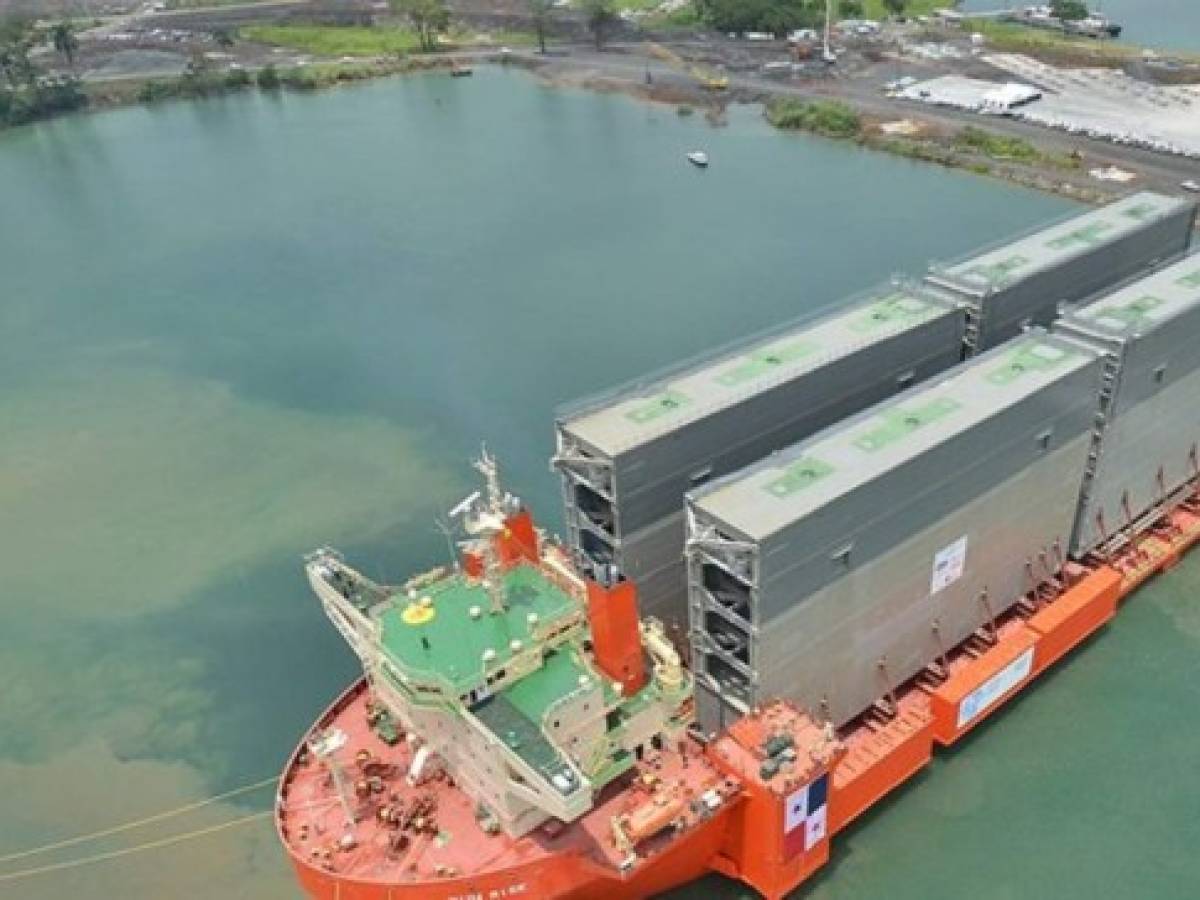 Canal de Panamá: mañana instalan la última compuerta