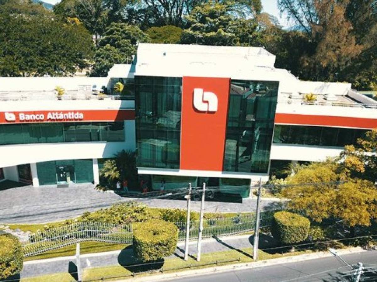 Fundado por 29 personas en 1913 es uno de los bancos más reconocidos en la región, donde ya expandió operaciones. Guillermo Bueso es su actual líder. Foto web / sede El Salvador