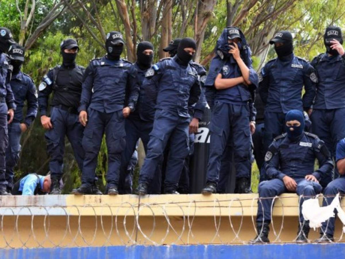 Honduras: Policías usan bombas lacrimógenas contra su director