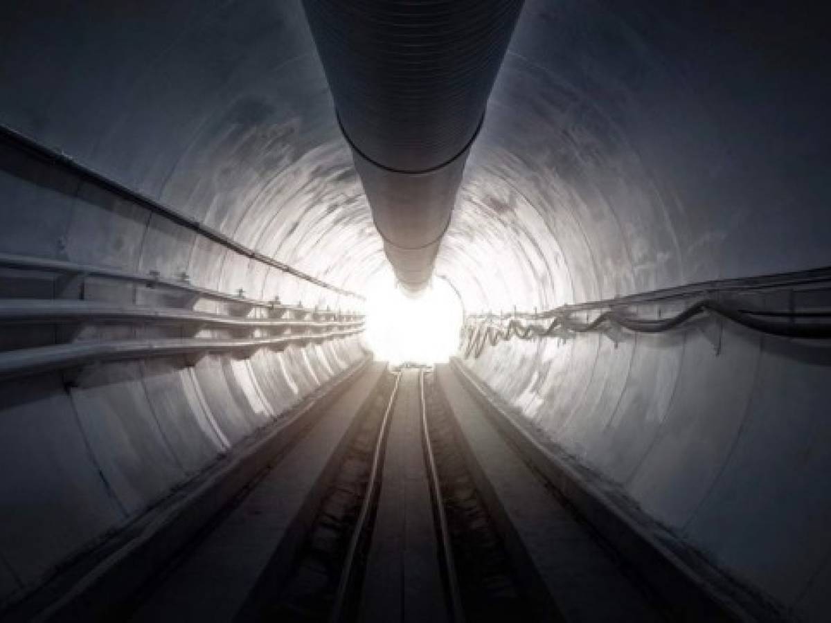 Elon Musk inaugura el primer túnel para su Hyperloop