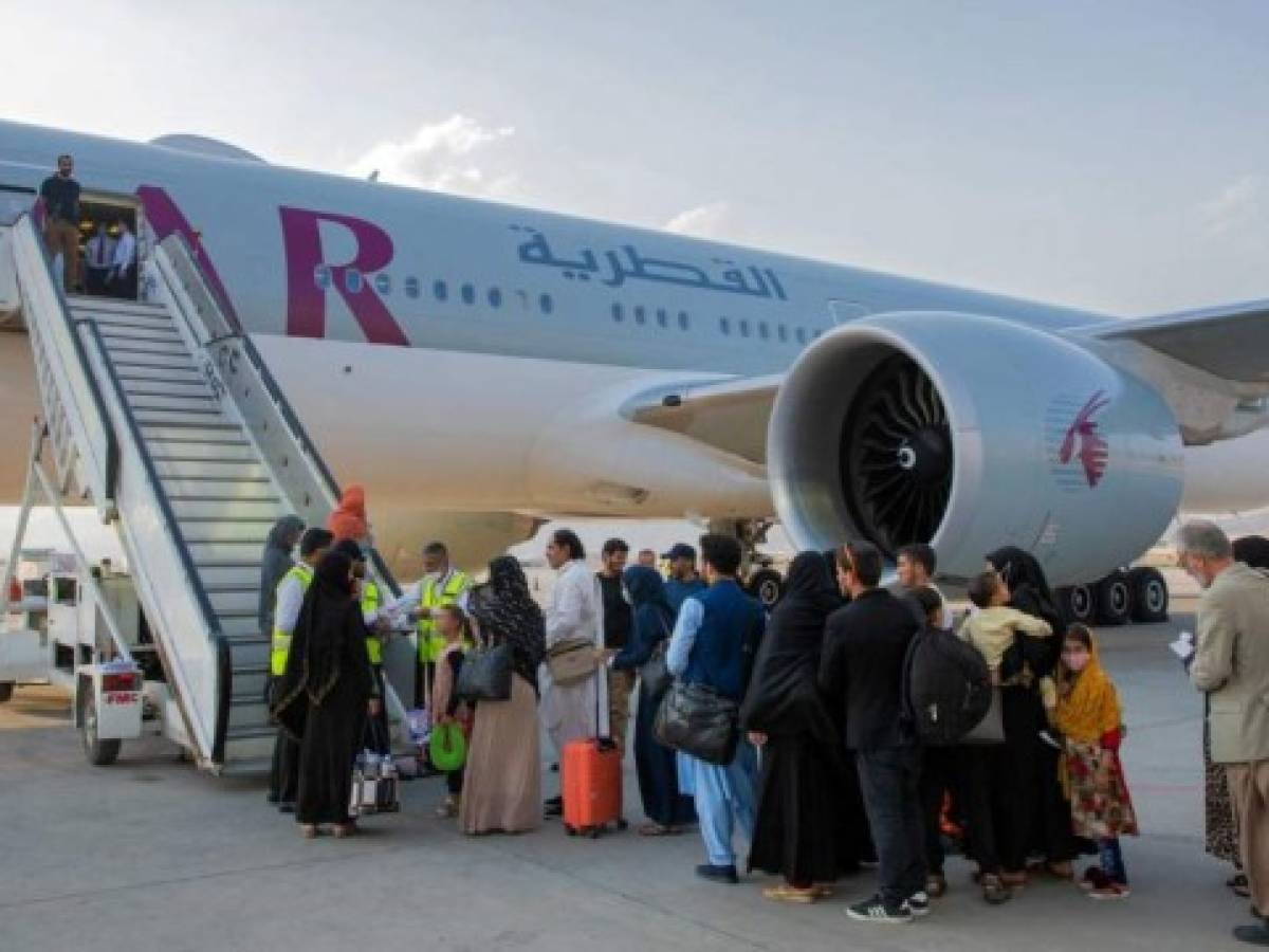 Talibanes exhortan a aerolíneas a reanudar sus vuelos hacia Afganistán