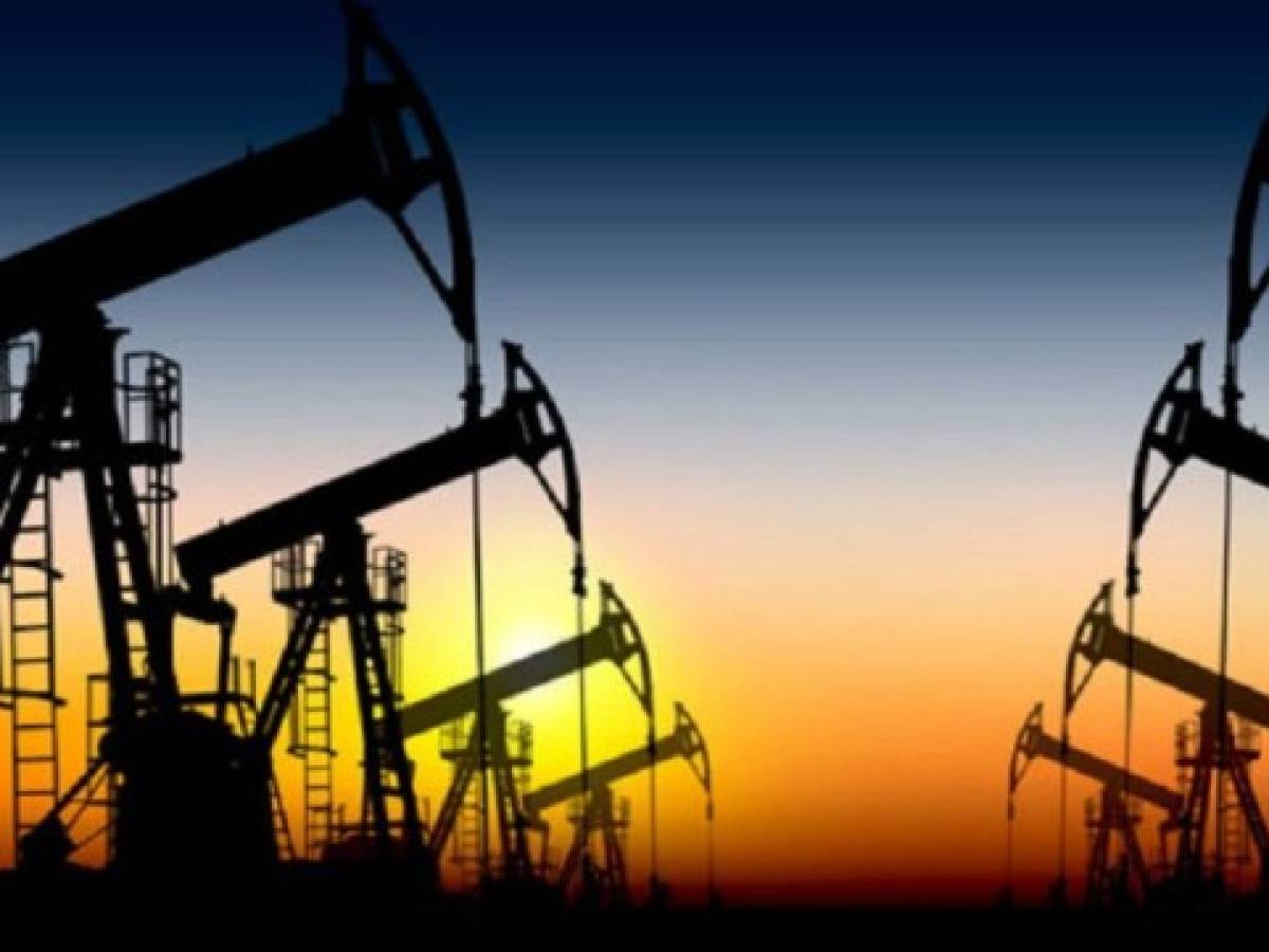 El barril de petróleo quiebra el piso de US$50