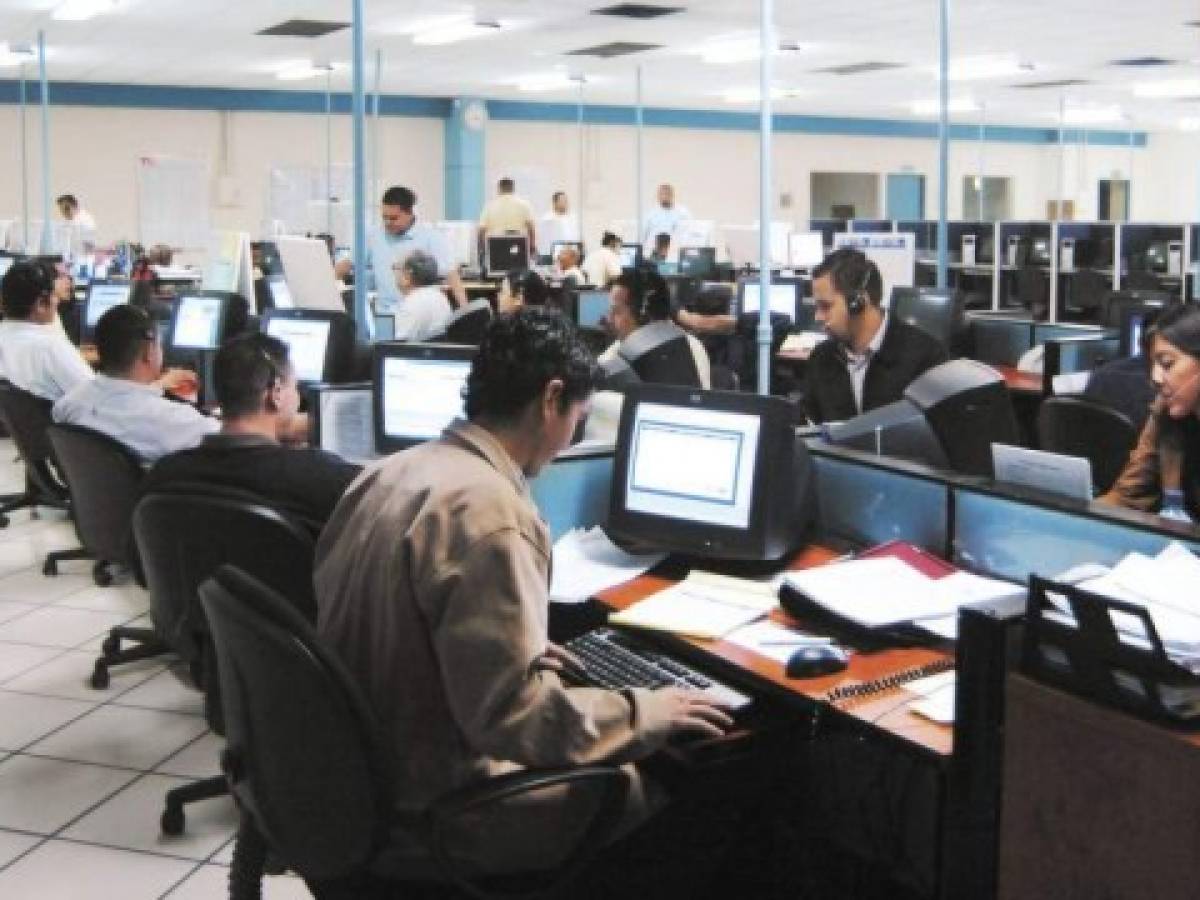 Presentan proyecto para que 'call centers' tercerizados en otros países vuelvan a EE.UU.