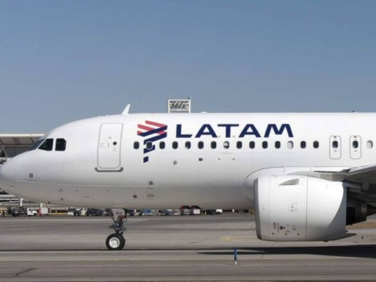 Acciones de LATAM airlines se desploman 45,4% tras plan de reorganización