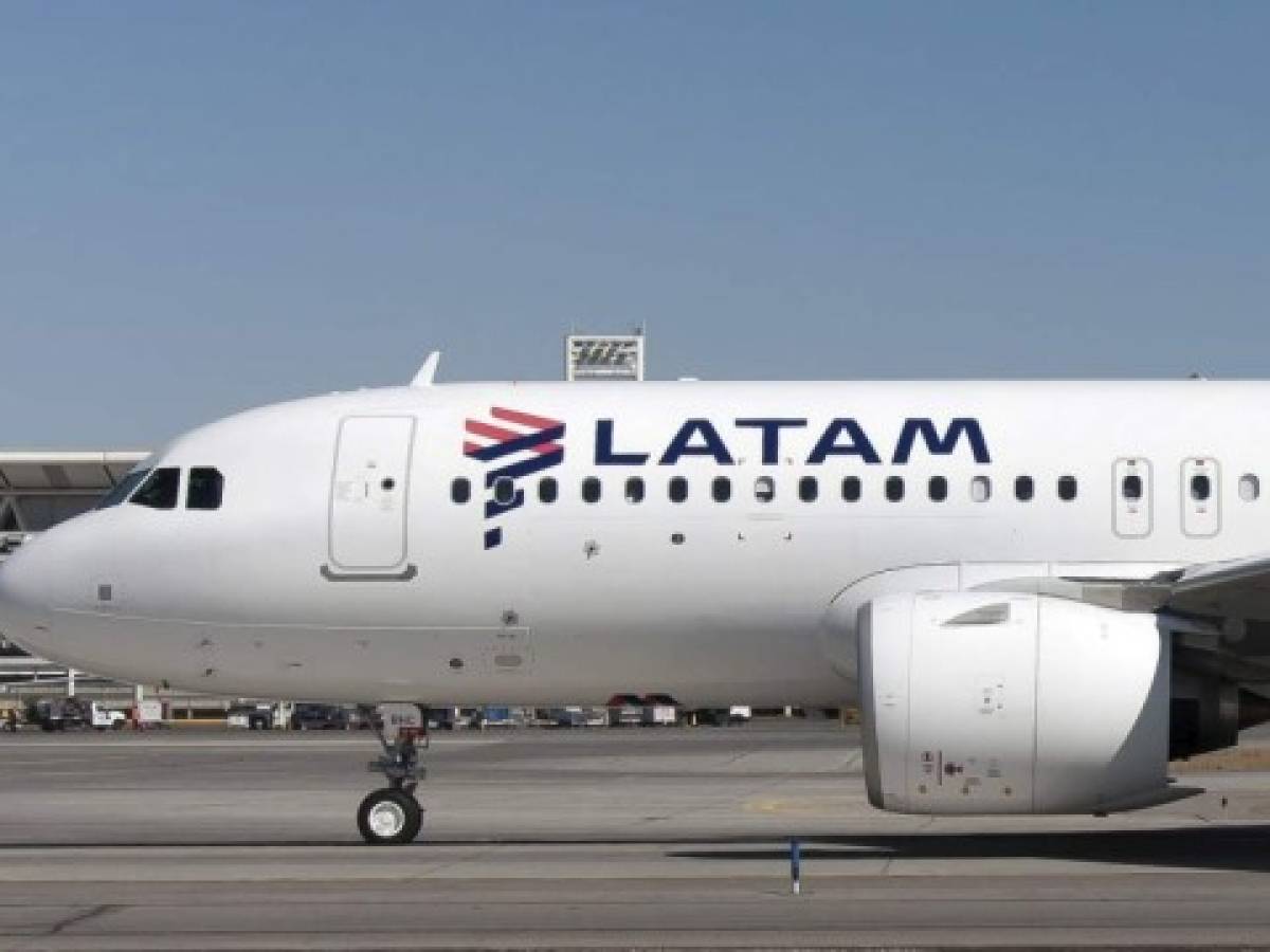 Acciones de LATAM airlines se desploman 45,4% tras plan de reorganización