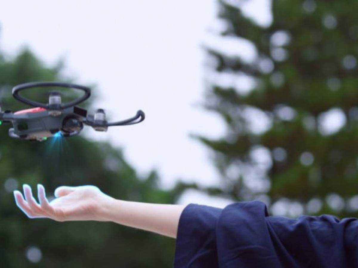 Control de gestos, aprendizaje profundo y realidad virtual: los drones se sofistican