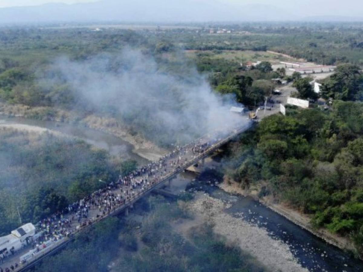 Venezuela: Represión, deserciones y ayuda detenida en frontera