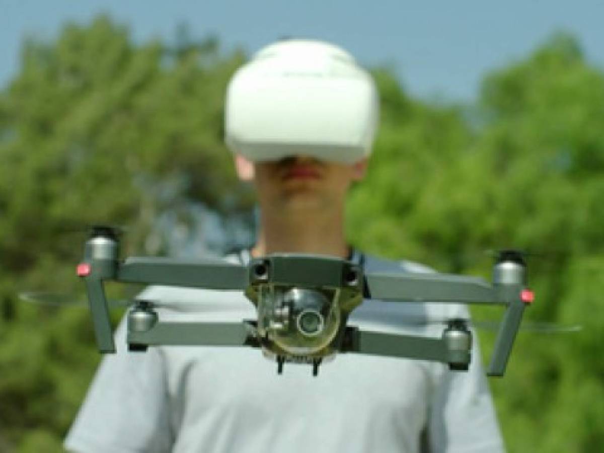 Control de gestos, aprendizaje profundo y realidad virtual: los drones se sofistican