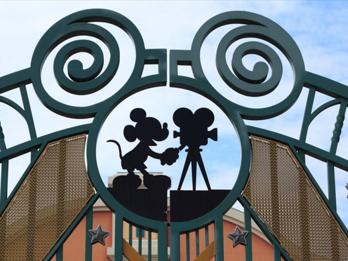 La transmisión de deportes y visitas a parques salvan las ganancias de Disney