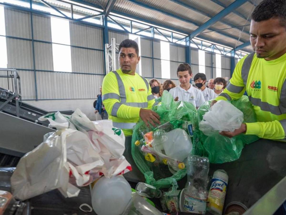 Empresa en Costa Rica transforma desechos plásticos en productos para la construcción