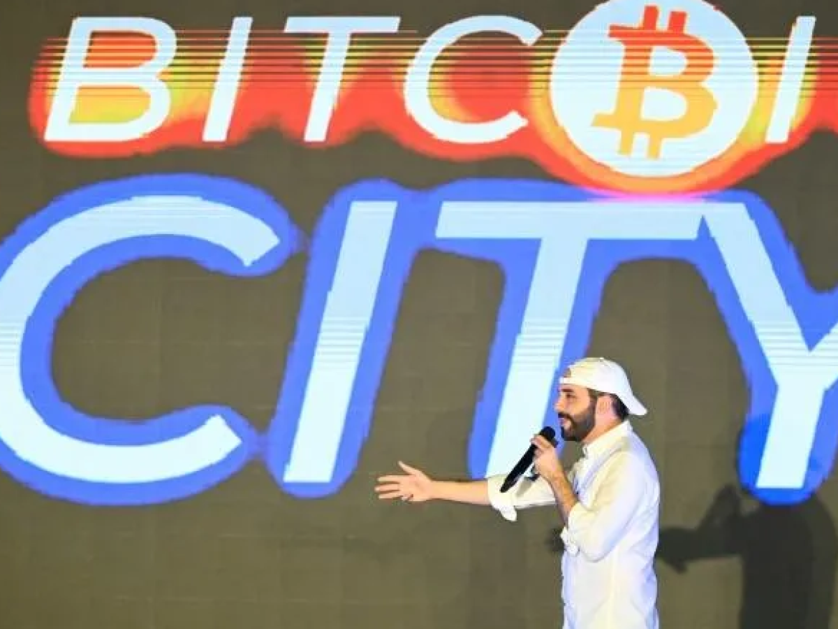 Nayib Bukele llama a invertir en bonos bitcoin que emitirá El Salvador