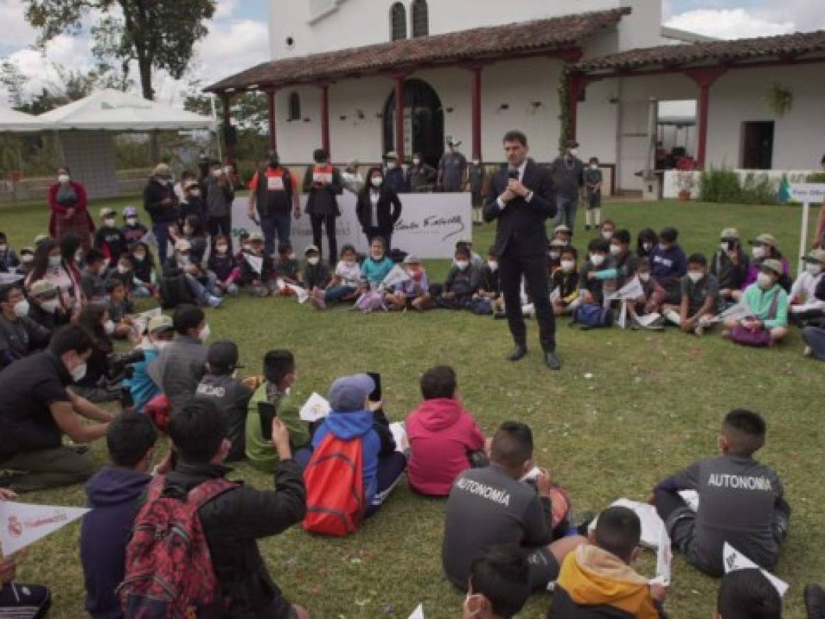 Niños y niñas guatemaltecos conviven con Iker Casillas