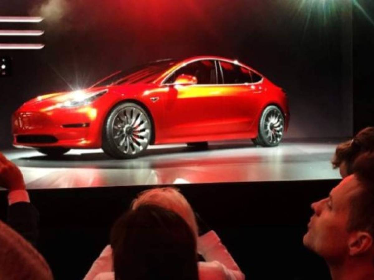 Por lograr alcanzar el primer objetivo, Musk obtendrá acciones por US$346 millones si la capitalización de Tesla supera los US$100.000 millones durante seis meses, según la fórmula.