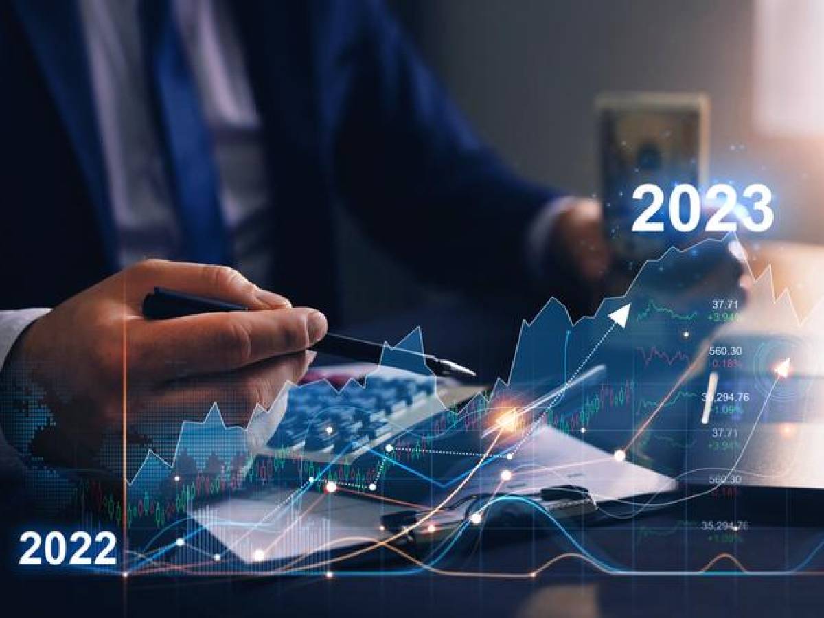 Empresas afrontan perspectiva negativa en 2023 por inflación y presiones sociopolíticas