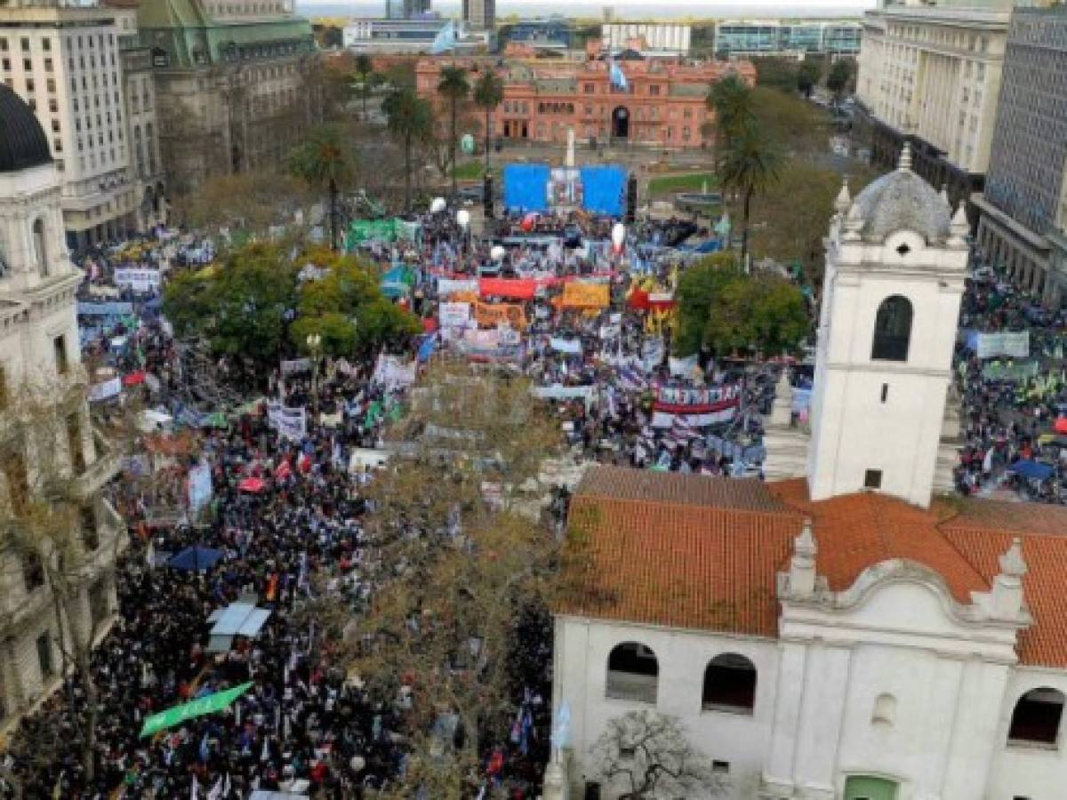 Multitudinaria marcha contra 'ajuste y tarifazo' de Macri en Argentina