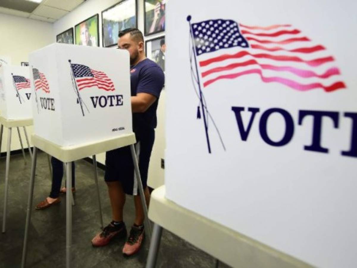 Un EEUU dividido vota en comicios de medio mandato llenos de expectación