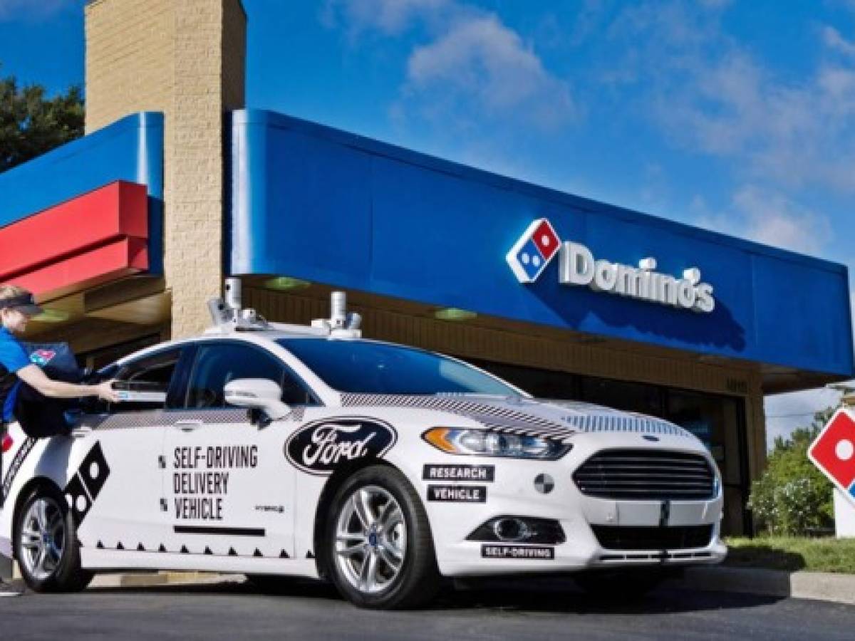 Ford y Domino's prueban entregas en vehículos autónomos