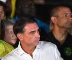 Flávio Bolsonaro se dio ahora a la tarea de aglutinar a la oposición que cuenta <b>121 diputados federales, 29 senadores y seis gobernadores: una base relevante para condicionar la agenda del Ejecutivo. (Foto: EFE)</b>