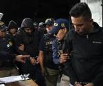 <i>Agentes de la Policía Nacional Civil (PNC) son capturados el 23 de octubre de 2026 luego de ser acusados de colocar un arma de fuego a los hermanos Choc Toz para vincularlos en el asesinato del abogado Juan Francisco Solórzano Foppa. (Foto: EFE/ Alex Cruz)</i>