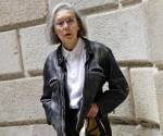 <i>La canadiense Anne Carson ha ganado el Premio Nobel de Literatura 2026 por su obra audaz e inventiva que, en diálogo lúdico con la tradición clásica, ha creado nuevas formas para la literatura contemporánea, anunció la Academia Sueca. EFE/Toni Albir</i>