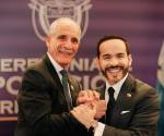 <i>Presidente de Honduras, Nasry Asfura, saluda al presidente de Colombia, Abelardo De la Espriella, el día de su asunción, en la ciudad de Cali. (Foto: presidencia de Honduras) </i>