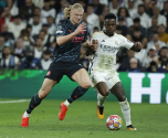 <i>Foto de archivo del delantero brasileño del Real Madrid, Vinicius Junior (d), que disputa el balón ante el delantero noruego del Manchester City, Erling Haaland. EFE / Juanjo Martín.</i>