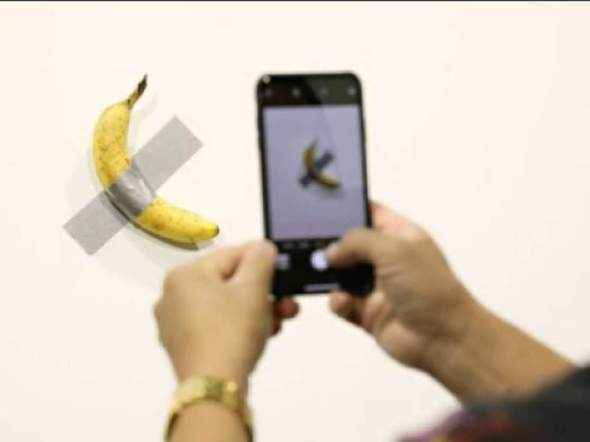 Se comen el plátano valorado en US$120.000, expuesto por Maurizio Cattelan en el Art Basel de Miami