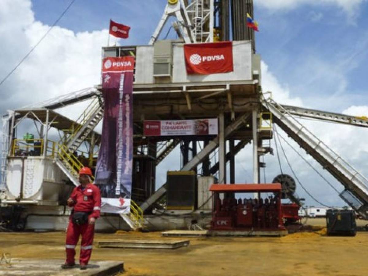 Desplome de la producción petrolera de Venezuela se acelerará tras apagón