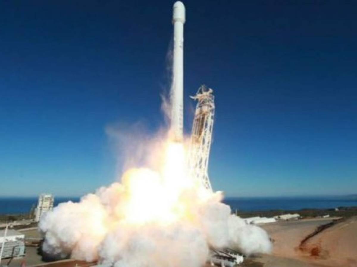 Space X logra por primera vez aterrizar un cohete reutilizable
