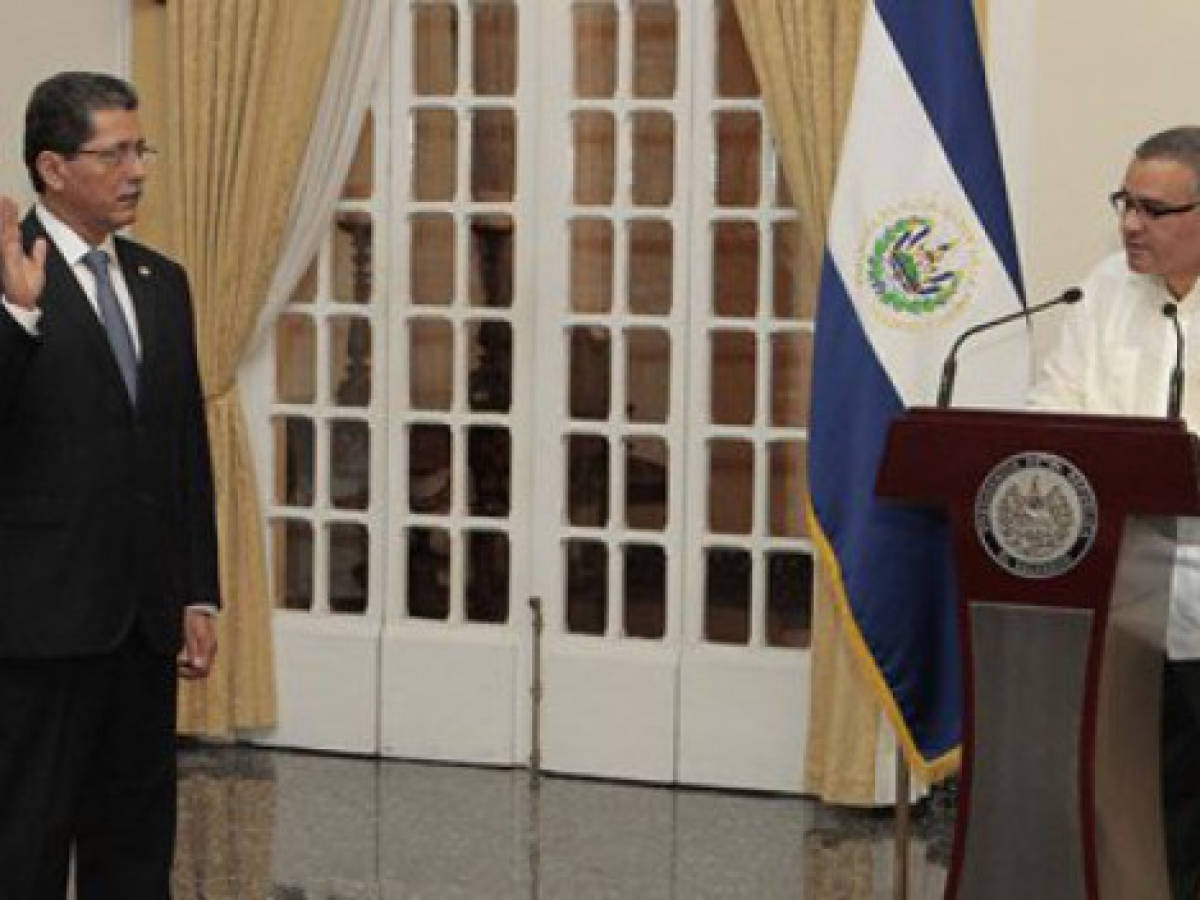 Funes juramenta a nuevo canciller Jaime Alfredo Miranda
