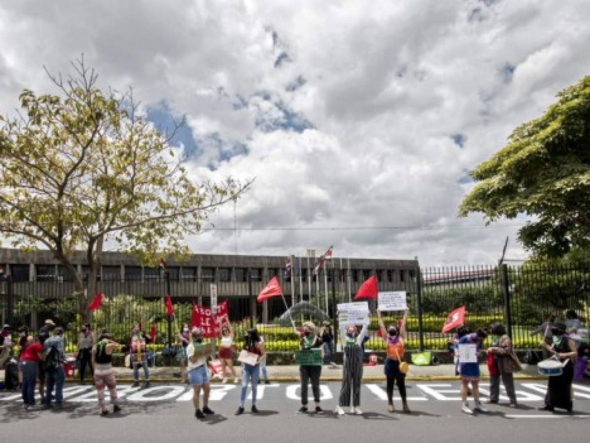 Costa Rica inicia nuevo diálogo en busca de salida a grave crisis fiscal