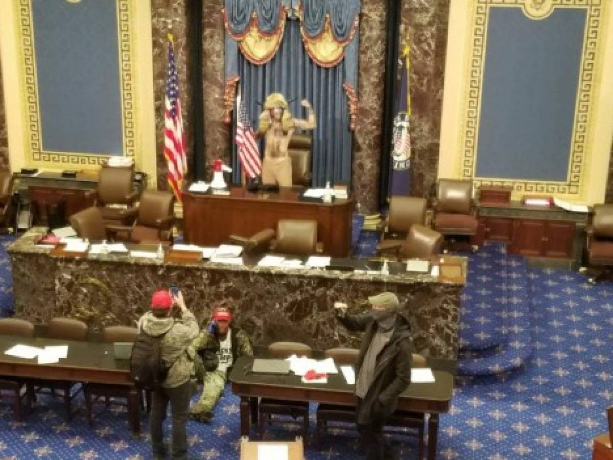 Armas, gritos y gas lacrimógeno en el Capitolio de EE.UU.