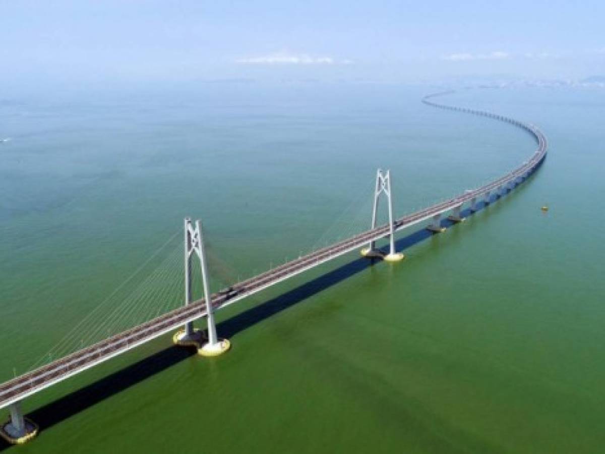El puente que une Hong Kong con China continental abrirá el miércoles