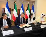 <i>El acuerdo fue suscrito por el ministro de Hacienda, Jerson Posada, y el director general interino del Fondo Kuwaití, Rashaid Al-Bader. (Foto: Cortesía Gobierno El Salvador)</i>