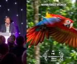 <i>El documental tiene como hilo conductor a Sofía, una cría de guacamaya roja cuya supervivencia permite acercarse a los riesgos que enfrentan las especies y sus hábitats. A la izquierda, el creador del documental, Sergio Izquierdo. (Fotos: Cortesía)</i>
