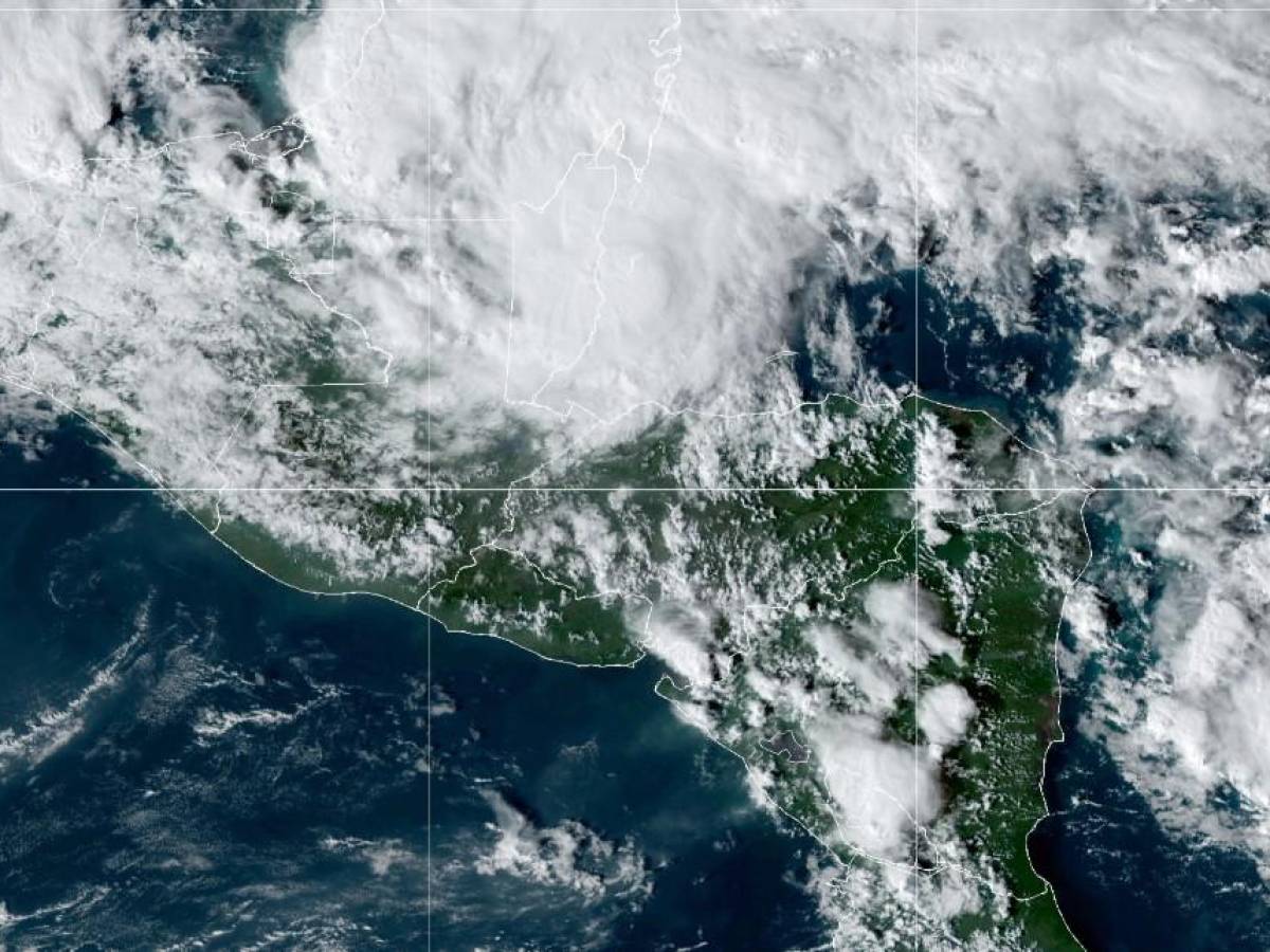 Lisa se degrada a tormenta en Belice, pero Centroamérica sigue alerta