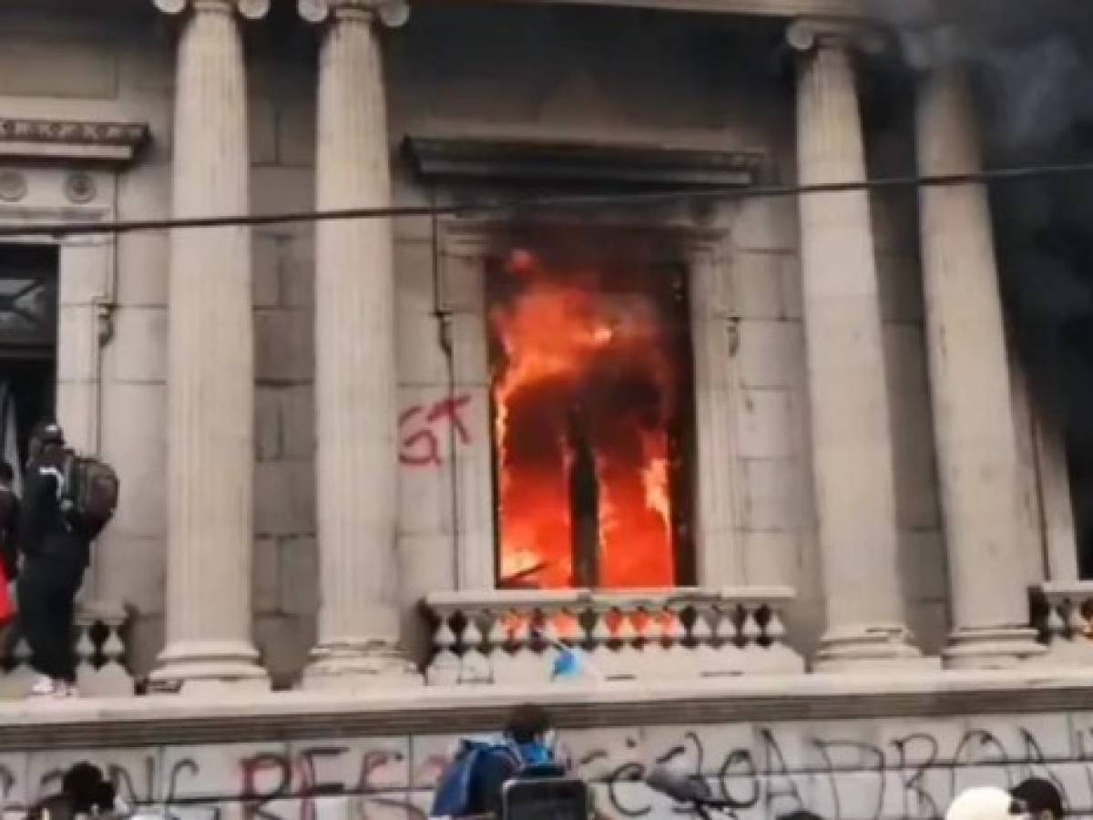 Guatemala: Manifestantes incendian el congreso