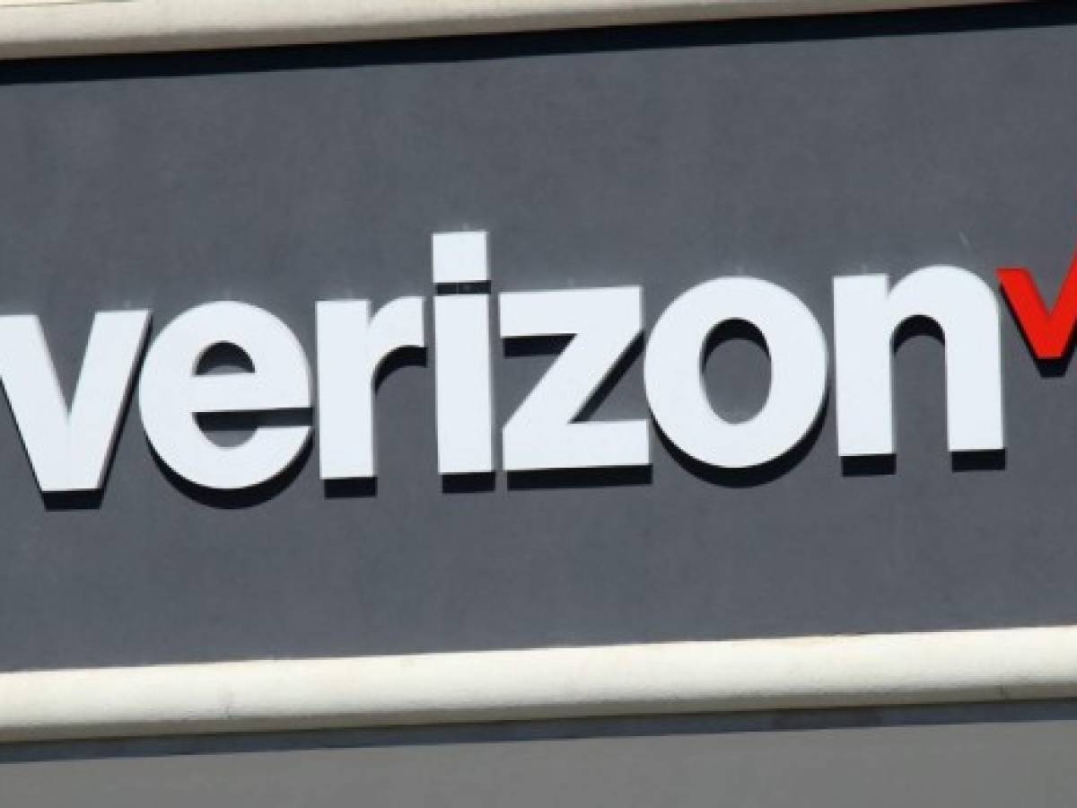 Verizon se suma al boicot a Facebook por discursos de odio