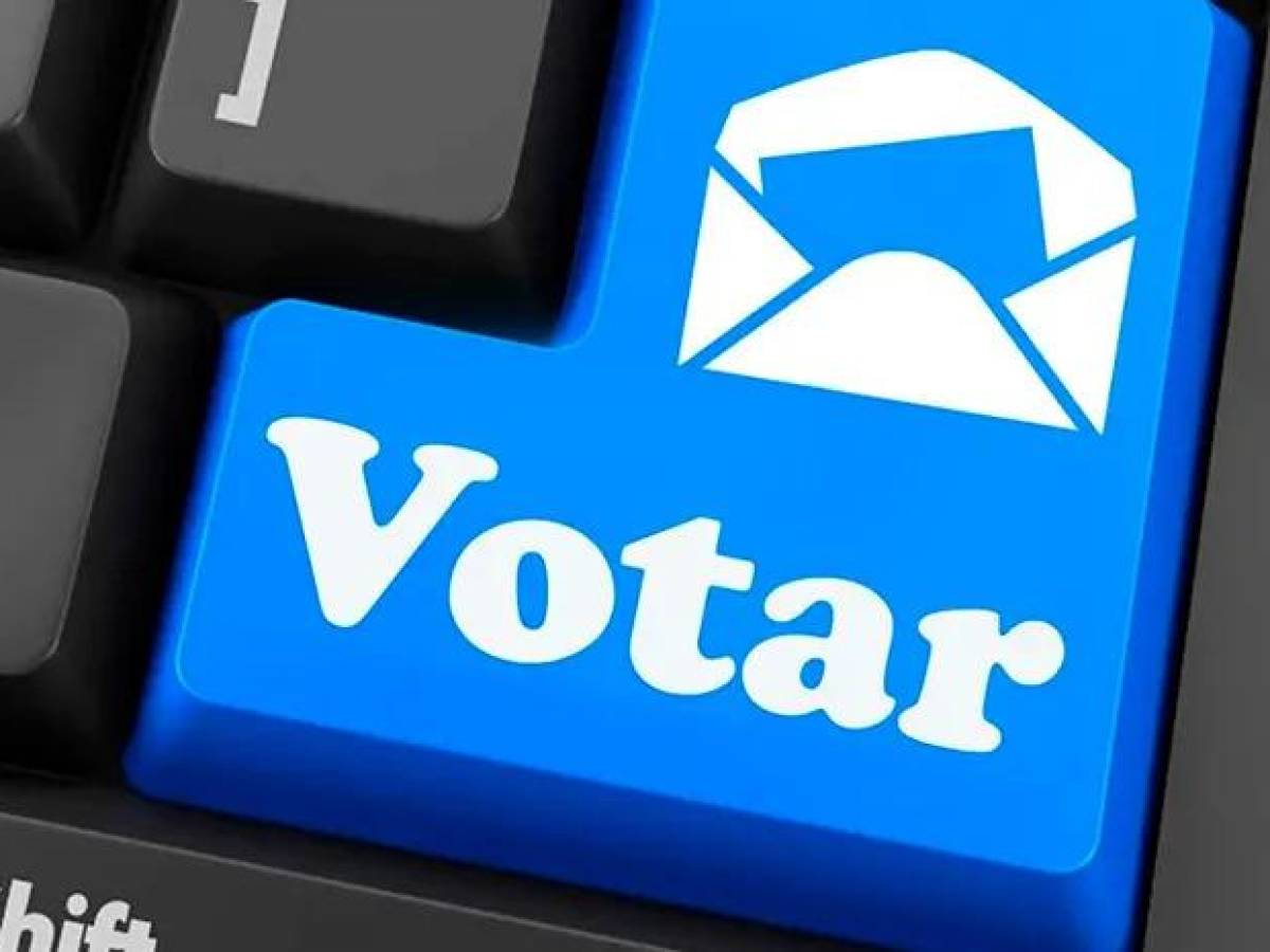 El Salvador: Aprueban votación electrónica desde el exterior, pero oposición teme fraude